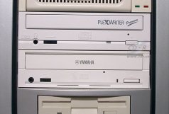 Plextor Premium - bílý s Yamahou F1 v case
