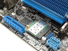 ASUS AT5IONT-I Deluxe - otevřený PCI Express ×4 slot, Wi-Fi karta