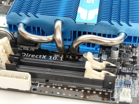ASUS AT5IONT-I Deluxe - paměťové SO-DIMM sloty, chybějící ATX napájecí konektor