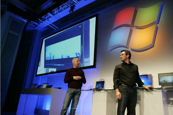 Steven Sinofsky a Mike Angiulo předvádějí novou verzi Windows