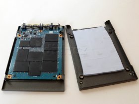 Kingston SSDNow V+100 128GB - strana PCB s čipy a teplovodivá guma