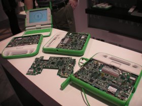 OLPC XO včetně modelu 1.75 a jeho základní desky