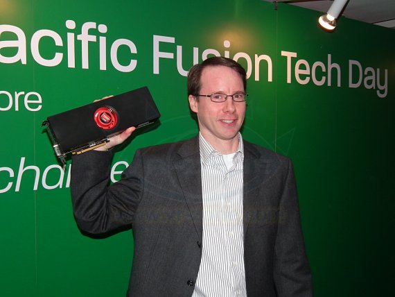 Rick Bergman (AMD) drží Radeon HD 6990