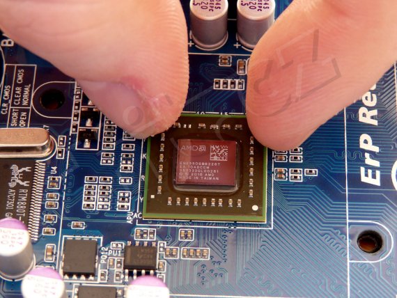 AMD E-350 „Zacate“ (AMD „Fusion“ APU) mezi prsty