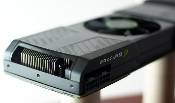 GeForce GTX 590: část chladiče a PCI Express napájení