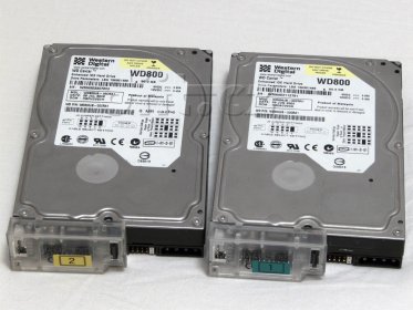Dva 3,5″ PATA disky WD800JB-00CRA1 se SATA redukcemi