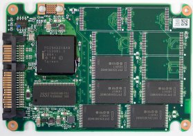 Intel SSD 311 uvnitř, strana s čipy (zdroj: http://www.anandtech.com/show/4329/intel-z68-chipset-smart-response-technology-ssd-caching-review/3)