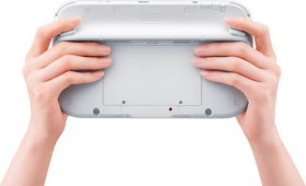 Nintendo Wii U - ovladač (držení, zespodu)