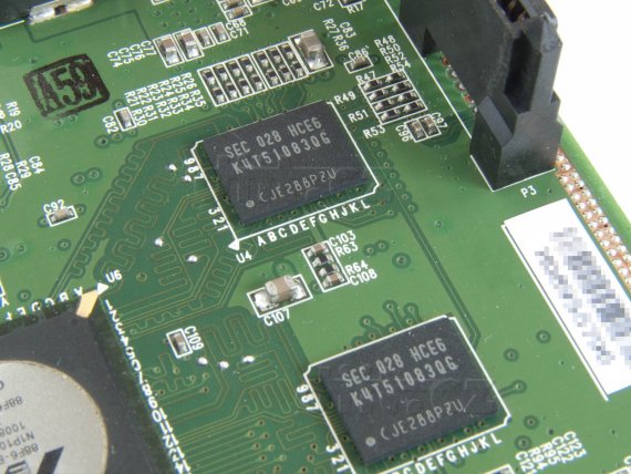 D-Link ShareCenter DNS-320: Paměťové čipy Samsung DDR2-667 5-5-5 2×512Mbit (celkem 128 MB RAM)