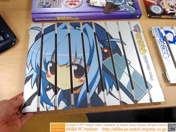 Hliníková podložka pod notebook s obrázkem stylu manga (zdroj: http://akiba-pc.watch.impress.co.jp/hotline/20110625/etc_marudai.html)