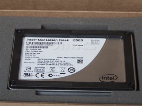 Intel SSD 311 Larson Creek 20GB uvnitř krabičky