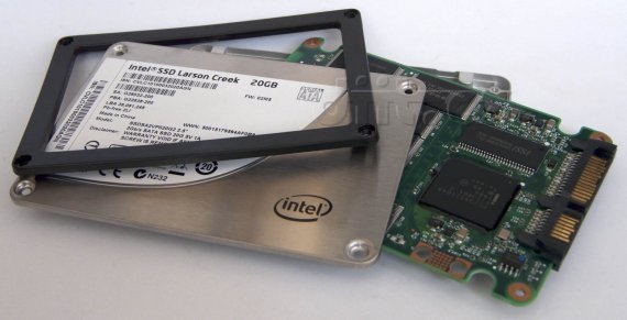 Rozebraný Intel SSD 311 Larson Creek 20GB