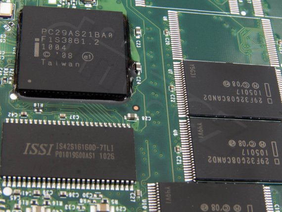 Intel SSD 311 Larson Creek 20GB - detail čipů 29F32G08CAND2 (flash), PC29AS21BA0 (řadič), IS42S16160D-7TLI (SDR SDRAM cache)