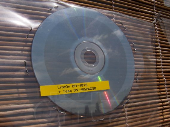 Jedno z médií Data Tresor Disc se peče na slunci
