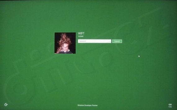 Windows 8 - přihlašovací obrazovka, zapnuté Metro