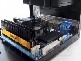 SilverStone SG05-450 - nainstalovaná mini-ITX deska (+ paměti Crucial Ballistix DDR3-2133)