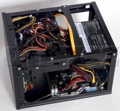 SilverStone SG05-450 - nainstalovaná a zapojená mini-ITX deska (+ chumel kabelů)