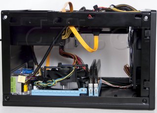 SilverStone SG05-450 - nainstalovaná a zapojená mini-ITX deska (snaha o co nejpohodlnější průtok vzduchu)