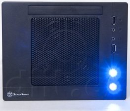SilverStone SG05-450 - přední panel se svítícími modrými LEDkami
