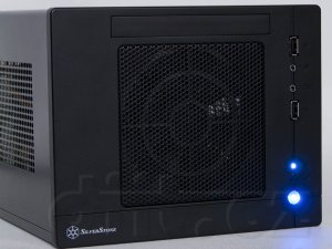 SilverStone SG05-450 - přední panel se svítícími modrými LEDkami (pohled mírně z boku)
