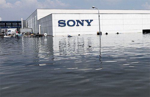 Zaplavená továrna Sony v Bangkoku