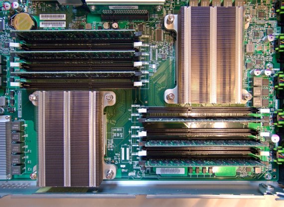 Fujitsu Primergy RX200 S6 - procesory a paměti