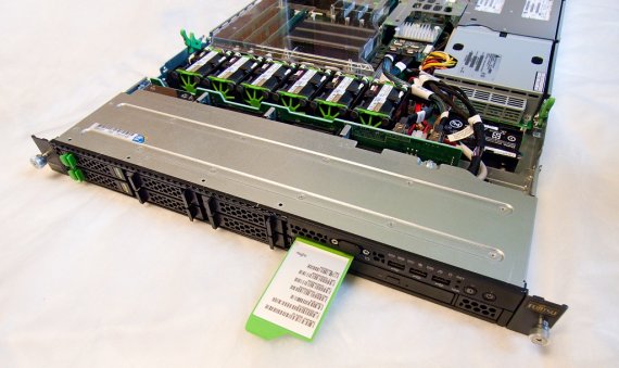 Fujitsu Primergy RX200 S6 - přední část serveru