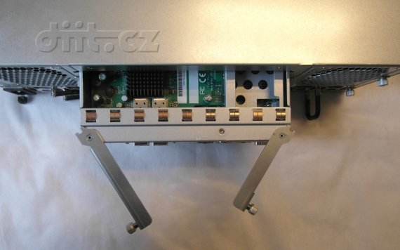 QSAN P600Q - systém vysouvání kontroleru
