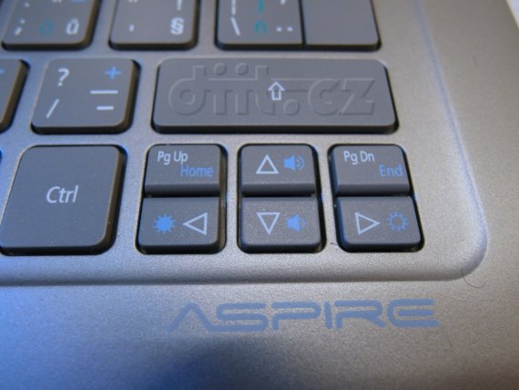 Acer Aspire S3 - detail klávesnice, směrové klávesy