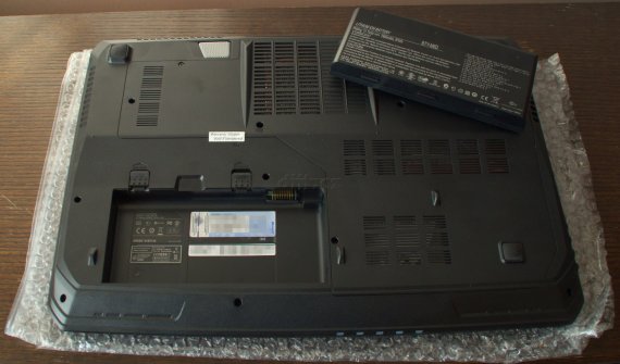 MSI GT780DX, spodní strana