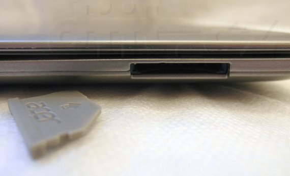 Acer Aspire S3 - slot pro paměťovou kartu