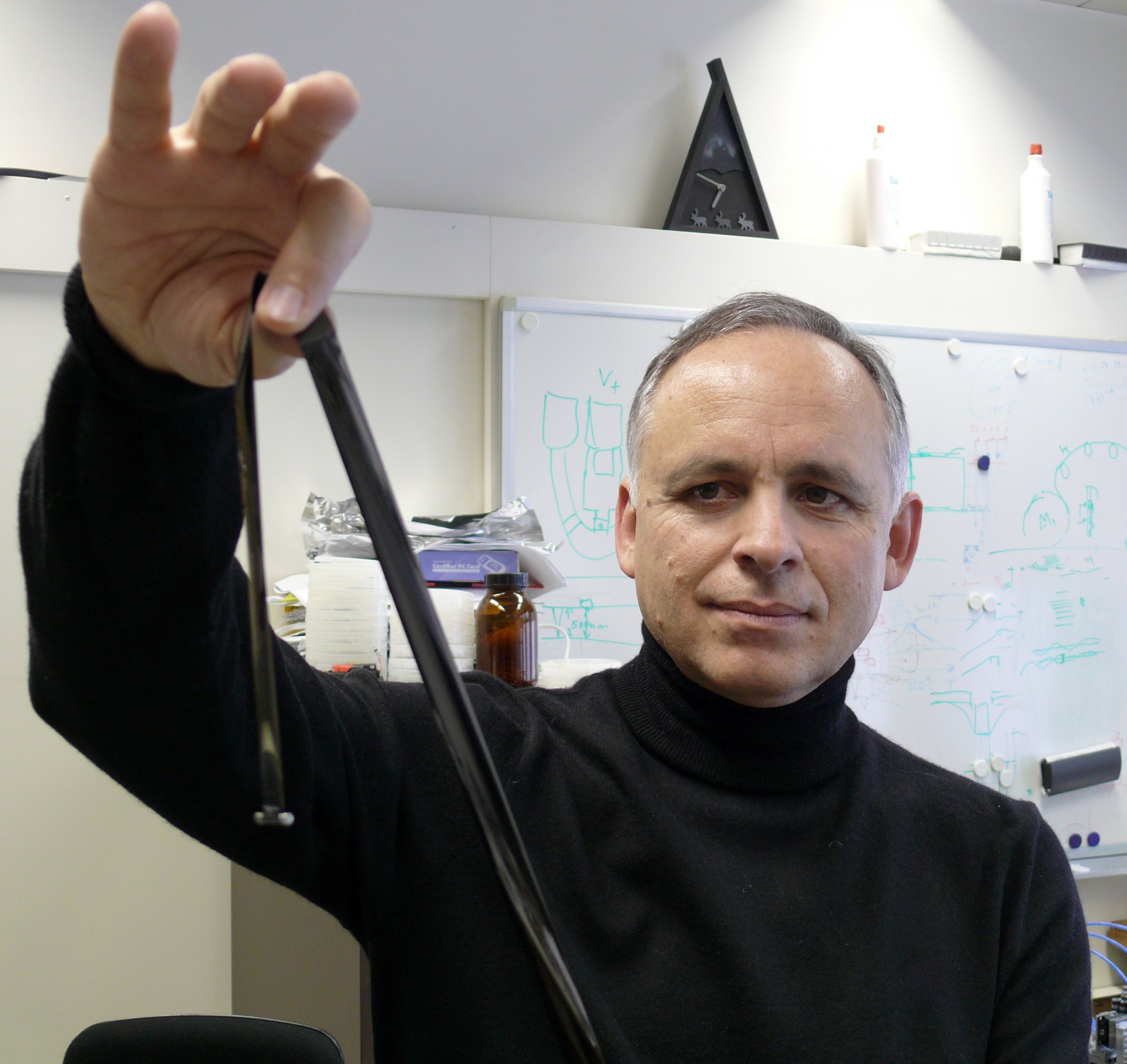 Evangelos Eleftheriou z IBM Research drží magnetický pásek