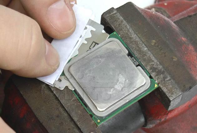 00 Odřezávání heatspreaderu procesoru Intel Pentium 4 560 žiletkou