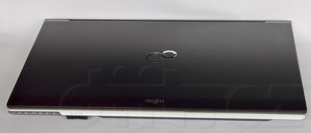01 Fujitsu Lifebook N532 zavřený