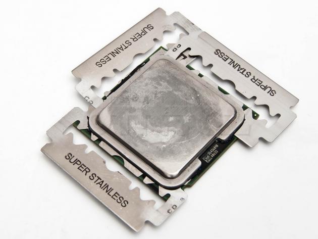 01 Intel Pentium 4 560 s žiletkami zaříznutými pod heatspreaderem