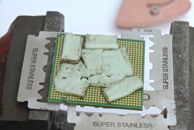 03.5 Teplovodivé polštářky na straně kontaktů procesoru Intel Pentium 4 560