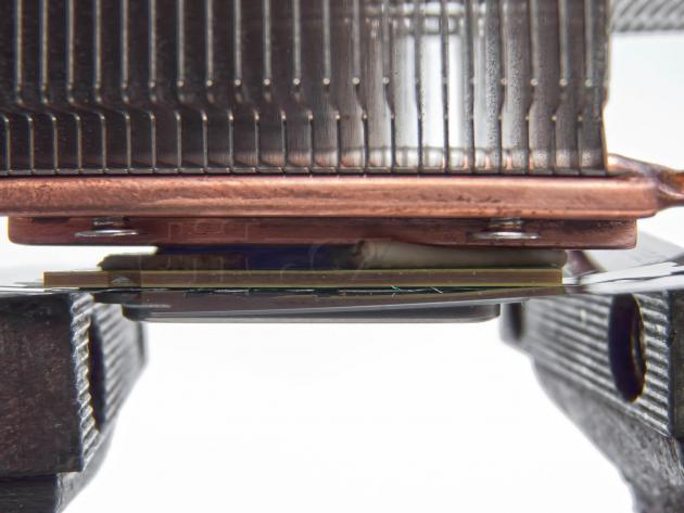 05 Chladič na procesoru Intel Pentium 4 560 s žiletkami na svěráku - detail