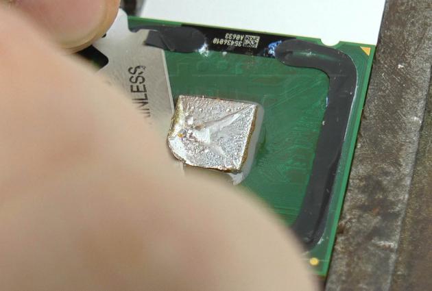 10.5 Odřezávání zbytku pájky z jádra procesoru Intel Pentium 4 560