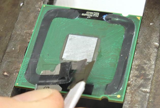 10.9 Odřezávání zbytků gumového uchycení heatspreaderu procesoru Intel Pentium 4 560