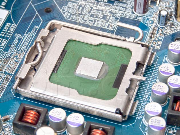 14 Intel Pentium 4 560 bez heatspreaderu zavřený v socketu LGA775