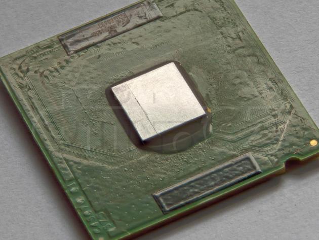 17 Prasklé jádro procesoru Intel Pentium 4 560 bez heatspreaderu