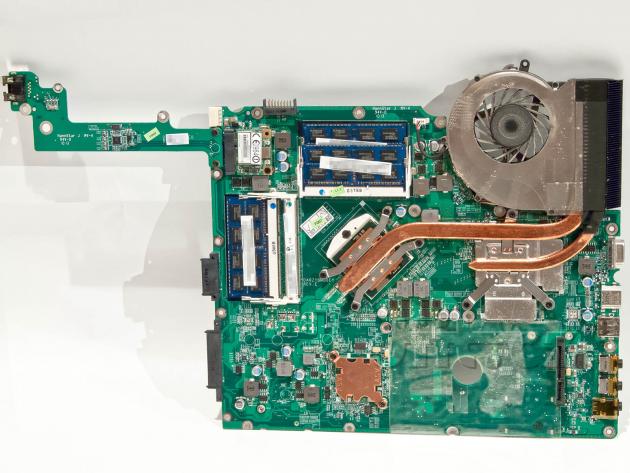 Acer Aspire 7745G - základní deska ze strany čipů a chlazení