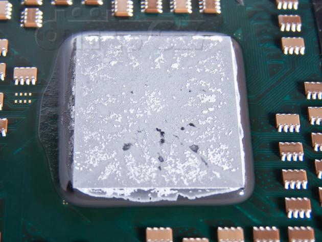 Detail jádra procesoru AMD A8-3870K se zbytky pasty po sundání tepelného rozvaděče