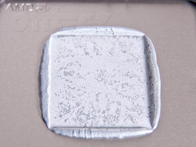 Detail nanesení pasty na spodku tepelného rozvaděče procesoru AMD A8-3870K