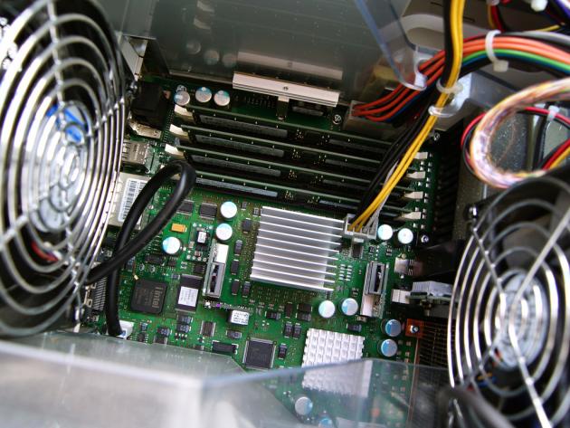 IBM IntelliStation Power 185 - paměťové sloty