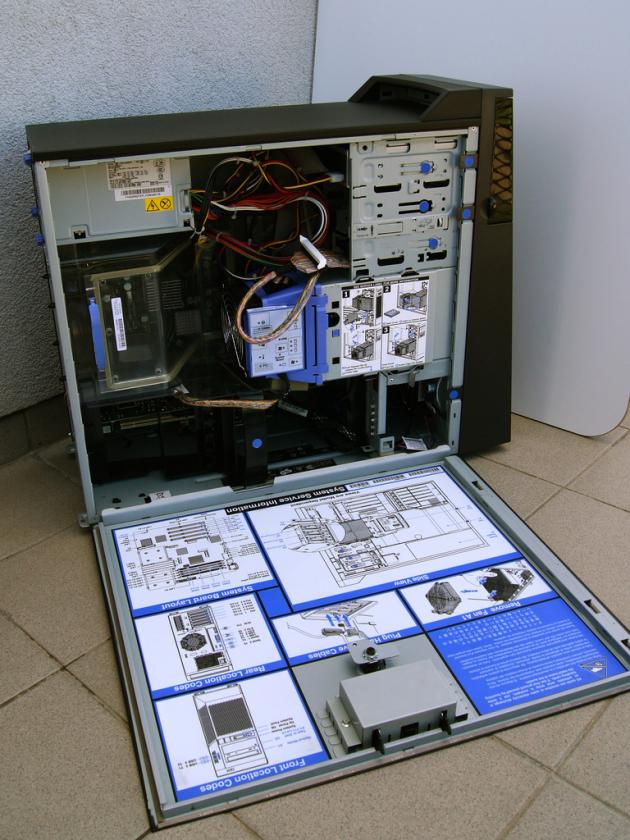 IBM IntelliStation Power 185 - pohled dovnitř