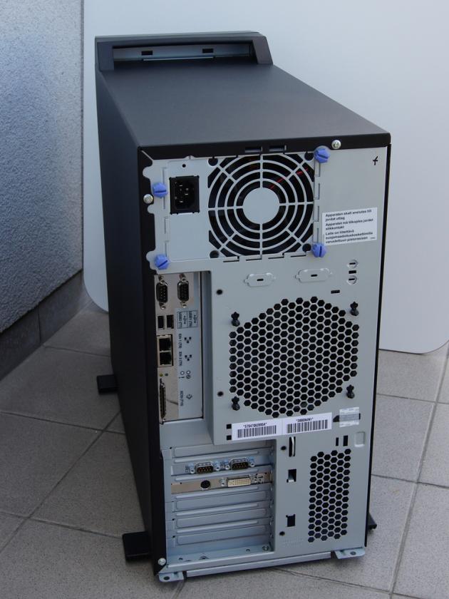 IBM IntelliStation Power 185 - zadní strana