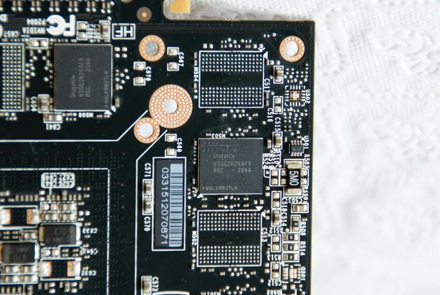 GeForce GTX 670: paměťový čip