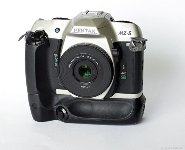 Pentax DA 40mm f/2.8 XS vs full-frame zrcadlovka, aneb Když výrobce