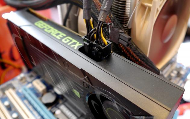 GeForce GTX 670: napájecí konektory/kabely